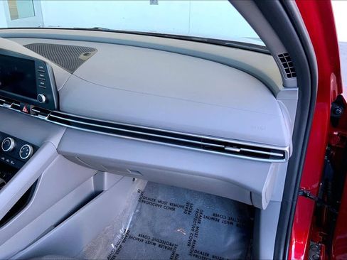Used 2025 Hyundai Elantra SE image 18