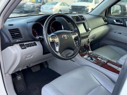 Used 2012 Toyota Highlander Limited w/ Tow Pkg FWD image 8
