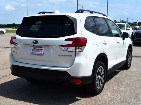 Used 2022 Subaru Forester Premium AWD/4WD image 3