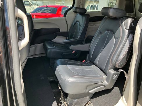 Used 2019 Chrysler Pacifica Touring-L FWD image 11