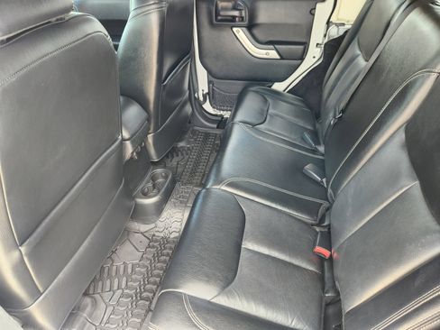 Used 2016 Jeep Wrangler Unlimited Rubicon w/ Connectivity Group AWD/4WD image 30