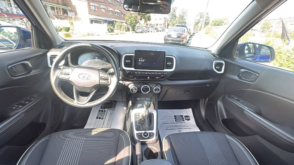 Used 2025 Hyundai Venue Limited FWD image 27