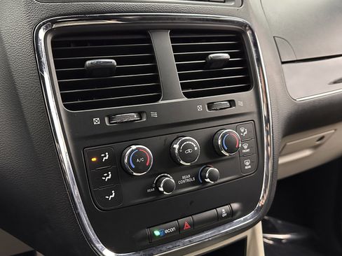 Used 2019 Dodge Grand Caravan SXT image 13