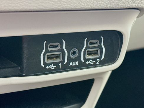 Used 2023 Chrysler Pacifica Touring-L FWD image 19