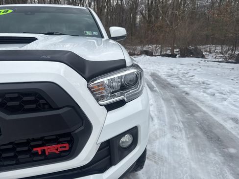 Used 2018 Toyota Tacoma TRD Sport image 3