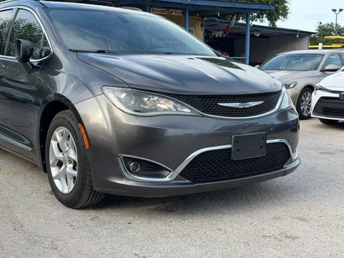 Used 2017 Chrysler Pacifica Touring-L Plus w/ Tire & Wheel Group FWD image 4