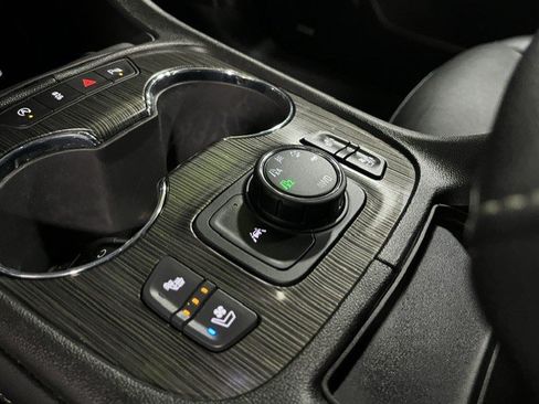 Certified 2023 GMC Acadia SLT w/ Elevation Edition AWD/4WD image 13