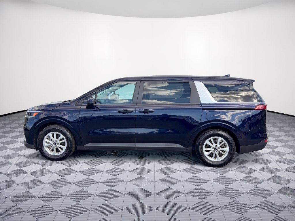 Used 2024 Kia Carnival LX FWD image 2
