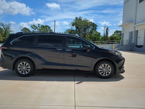 Used 2024 Toyota Sienna XLE FWD image 4