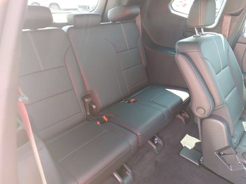 Used 2025 GMC Acadia Elevation w/ Elevation Premium Package FWD image 12