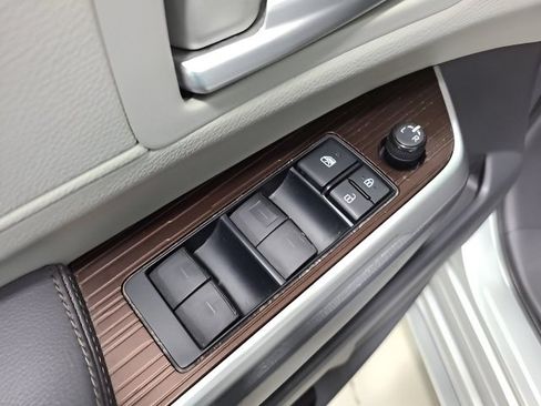 Used 2021 Toyota Sienna XLE FWD image 24