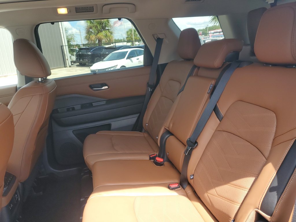 Used 2025 Nissan Pathfinder Platinum w/ Cargo Package FWD image 18