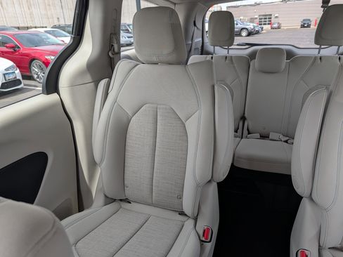 Used 2019 Chrysler Pacifica Touring Plus FWD image 12