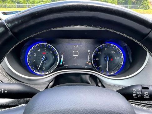 Used 2021 Chrysler Pacifica Touring-L w/ Uconnect Theater Family Group FWD image 13