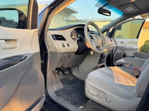 Used 2014 Toyota Sienna LE AWD/4WD image 11