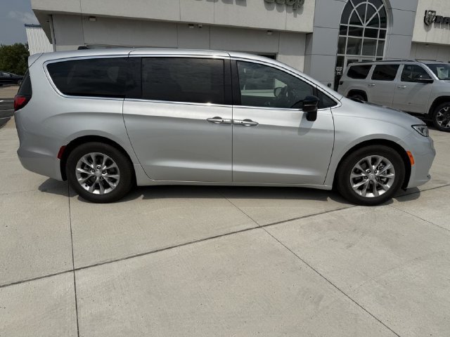 Used 2026 Chrysler Pacifica Limited FWD image 9