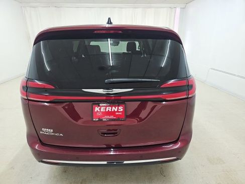 Used 2023 Chrysler Pacifica Touring-L FWD image 14