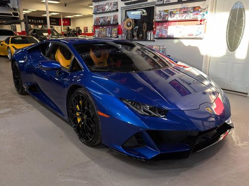 Used 2020 Lamborghini Huracan EVO image 3
