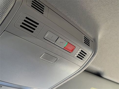 Used 2023 Volkswagen Tiguan SE image 25