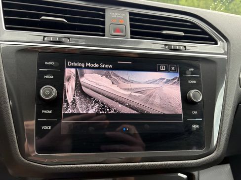 Used 2024 Volkswagen Tiguan SE AWD/4WD image 28