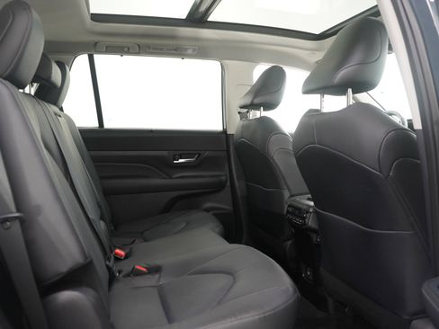 Used 2025 Toyota Grand Highlander AWD Hybrid image 12