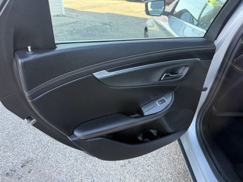 Used 2019 Chevrolet Impala LT FWD image 13