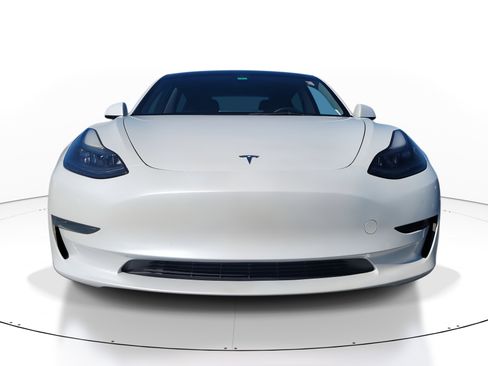 Used 2023 Tesla Model 3 Standard Range image 2