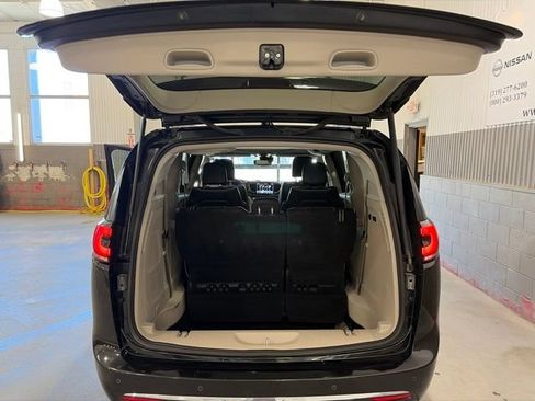 Used 2022 Chrysler Pacifica Limited FWD image 14