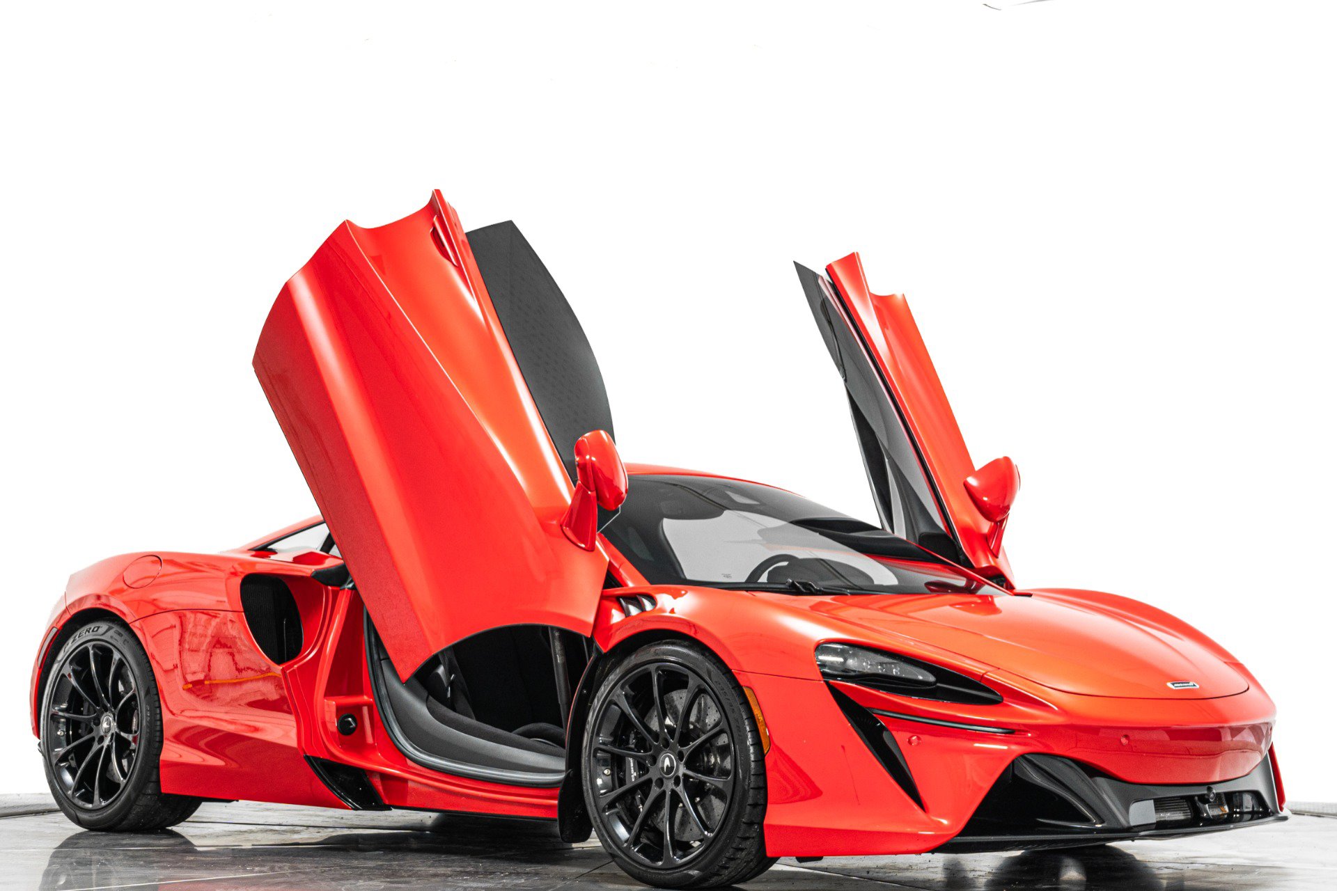 Used 2023 McLaren Artura RWD image 28