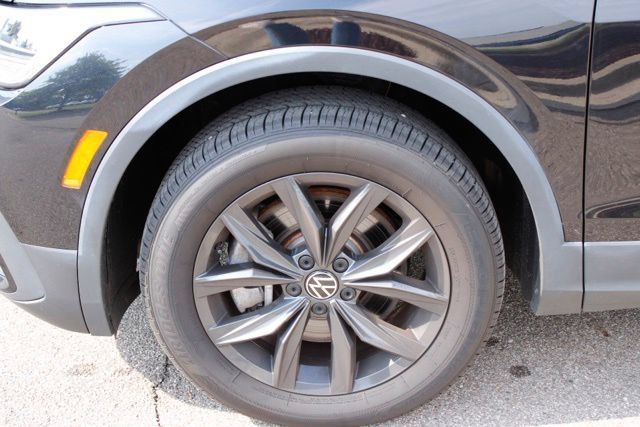 Used 2024 Volkswagen Tiguan SE w/ Panoramic Sunroof Package AWD/4WD image 14