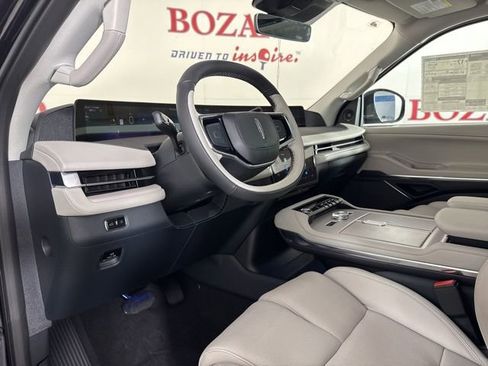 New 2025 Lincoln Navigator Reserve image 14