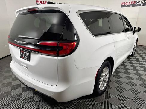 Used 2024 Chrysler Pacifica Touring-L FWD image 7