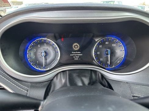 Used 2022 Chrysler Pacifica Touring image 15