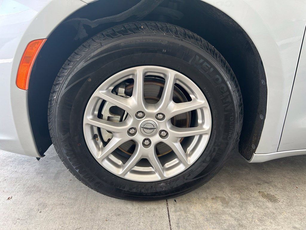 Used 2024 Chrysler Pacifica Touring-L FWD image 13