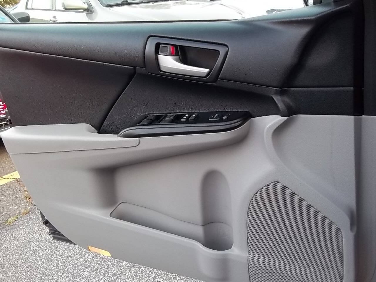 Used 2014 Toyota Camry LE FWD image 14