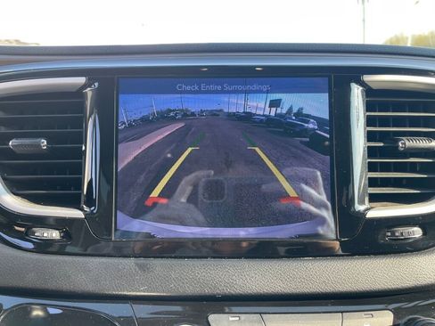 Used 2017 Chrysler Pacifica Touring-L w/ Tire & Wheel Group FWD image 12