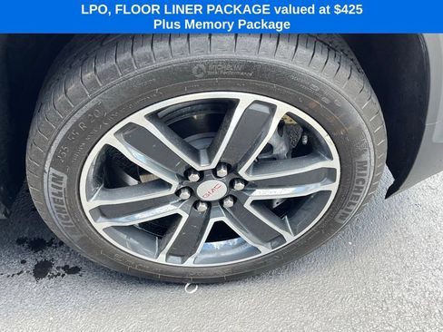 Used 2023 GMC Acadia SLT w/ Technology Package FWD image 9