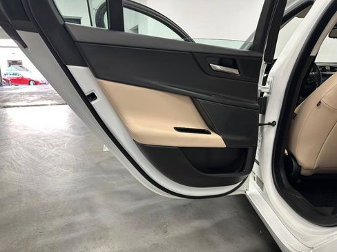 Used 2018 Jaguar XE Premium image 30