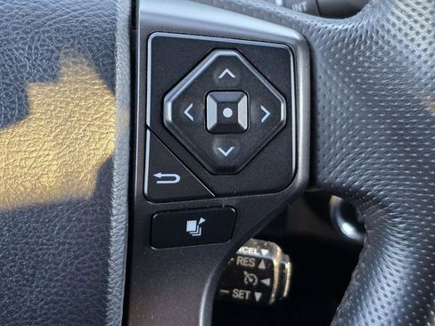 Used 2017 Toyota Tacoma TRD Sport image 11