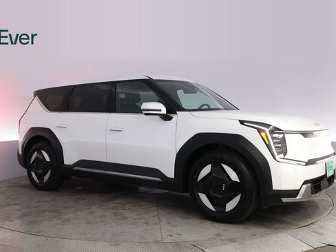 Used 2024 Kia EV9 Light Long Range RWD image 14