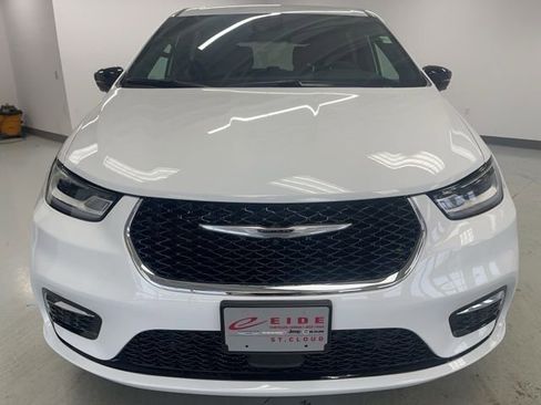 New 2026 Chrysler Pacifica Select image 2