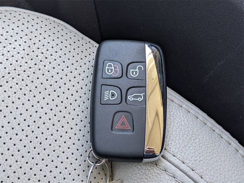 Used 2017 Land Rover Discovery HSE image 53