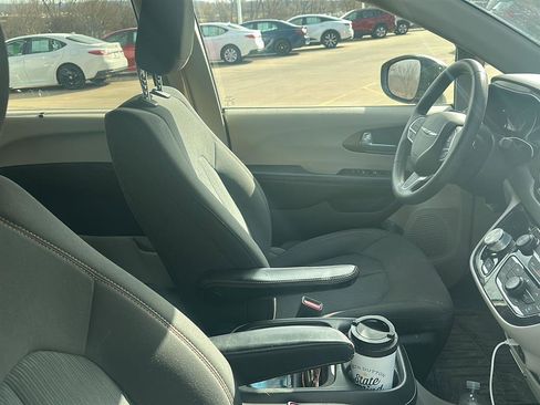 Used 2018 Chrysler Pacifica Touring Plus w/ Tire & Wheel Group image 2