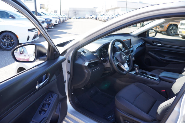 Used 2025 Nissan Altima 2.5 SV FWD image 14