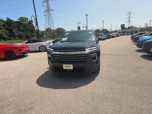 Used 2025 Chevrolet Traverse LT w/ Driver Confidence Package AWD/4WD image 3