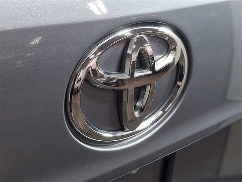 Used 2020 Toyota Highlander LE image 31