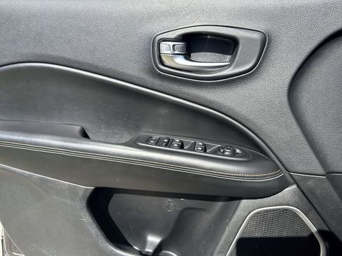 Used 2019 Jeep Compass Latitude FWD image 23