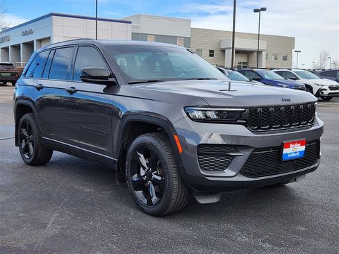 Used 2024 Jeep Grand Cherokee Altitude image 4