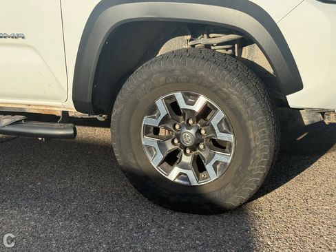 Used 2019 Toyota Tacoma TRD Off-Road w/ Technology Package AWD/4WD image 6