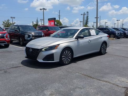 Used 2025 Nissan Altima 2.5 SV FWD image 2
